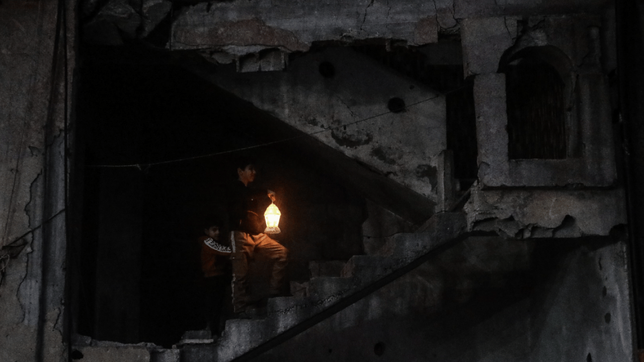 Foto - İşgalciye en güzel cevap: Gazze’de yıkık duvarlar Ramazan için süslendi