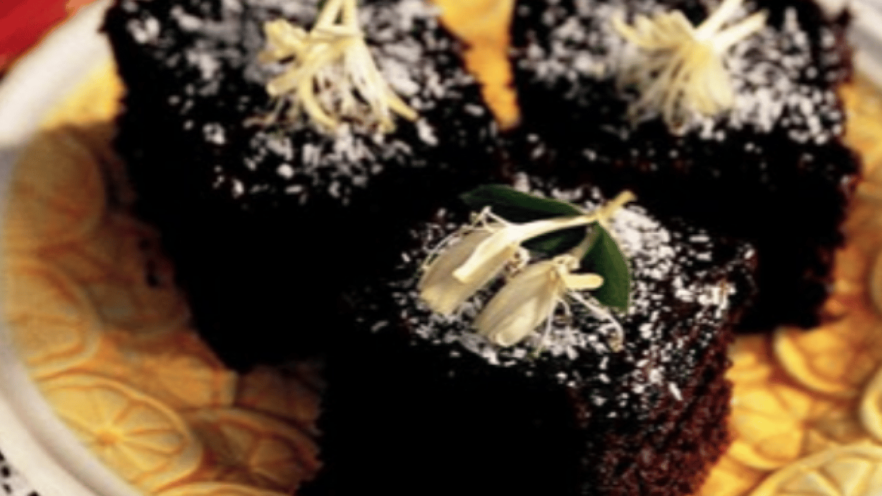 Islak kek tarifi nasıl yapılır? Sosunu çeken, yumuşacık, tam kıvamında lezzet! Sağlık bombası