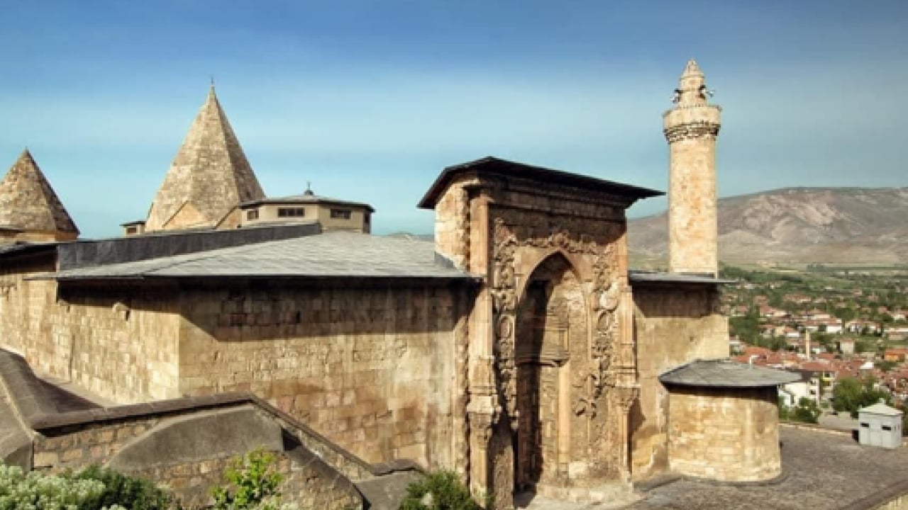 İslam dünyasında benzeri yok! Gecesi ayrı gündüzü ayrı göz kamaştırıyor