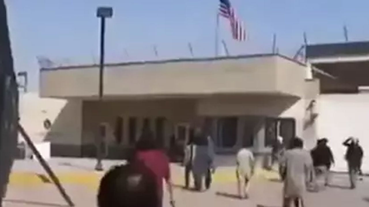 Foto - İslam ülkesinde ABD konsolosluğunu bastılar! Ölü ve yaralılar var