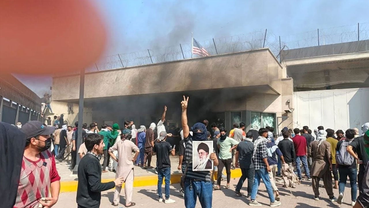 Foto - İslam ülkesinde ABD konsolosluğunu bastılar! Ölü ve yaralılar var