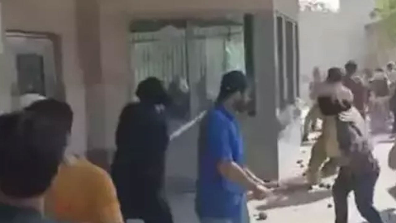 Foto - İslam ülkesinde ABD konsolosluğunu bastılar! Ölü ve yaralılar var