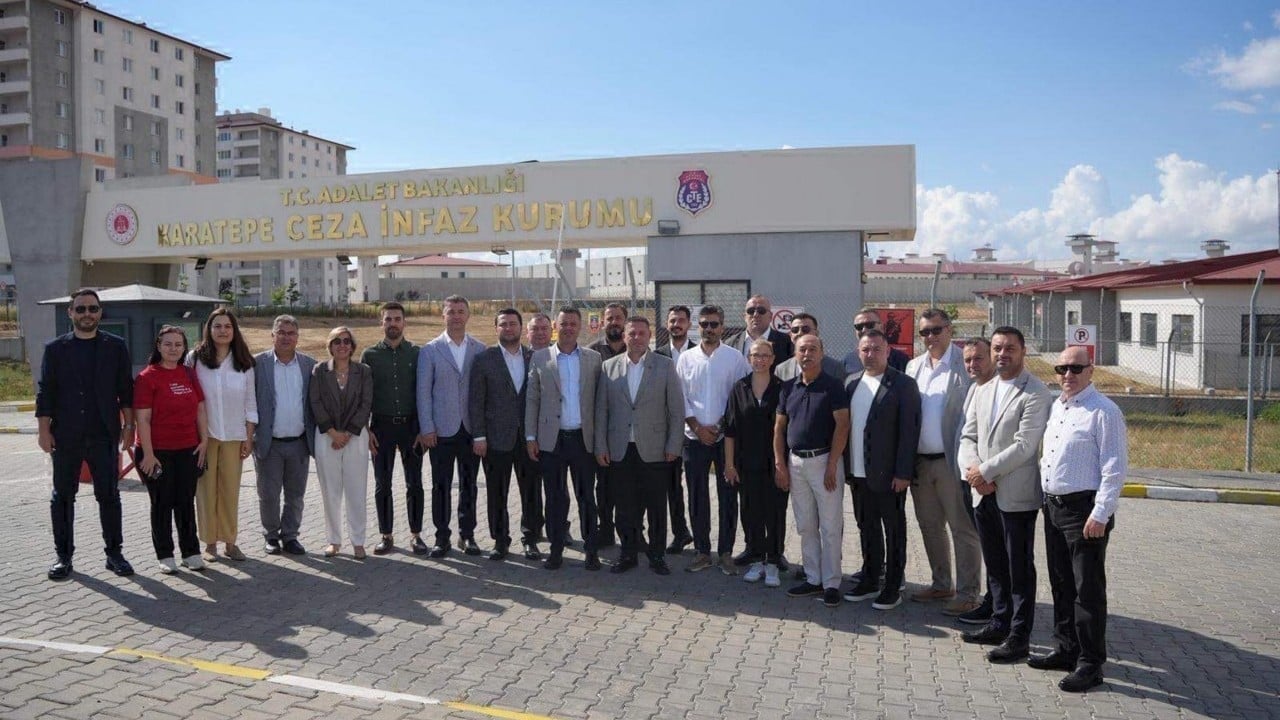 Foto - İslam’a kin kusan Deniz Göktaş, cezaevinde Özgür Özel’i görünce bakın ne yapmış