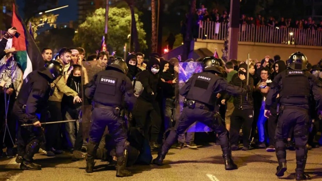 Foto - İspanyollardan İsrail konsolosluğuna saldırı! Resmen çatışıyorlar!