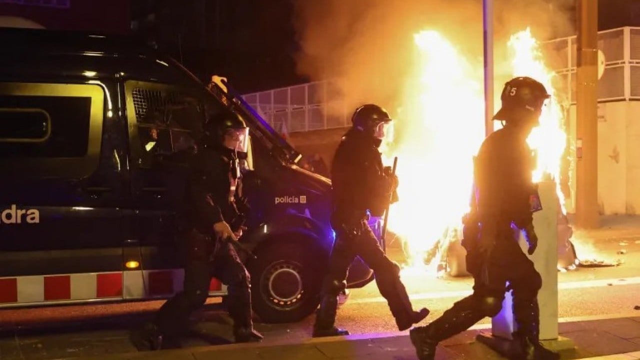 Foto - İspanyollardan İsrail konsolosluğuna saldırı! Resmen çatışıyorlar!