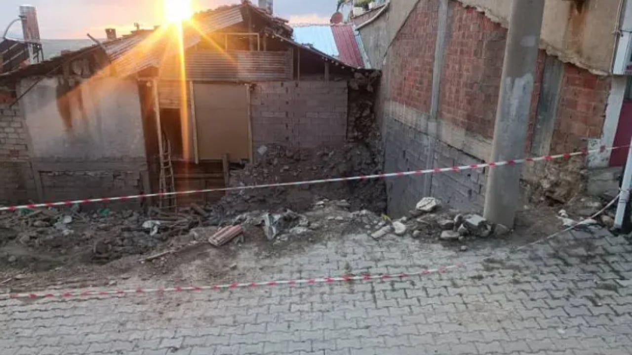 Foto - Isparta'da faciaya ramak kaldı! Yüzyıllık evden çıkan şok etti!
