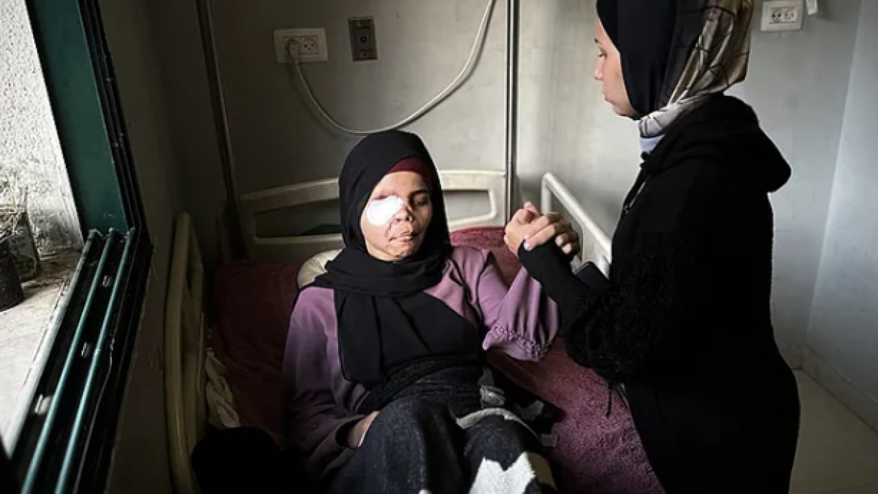 Foto - İsrail bombaları Neda’yı karanlığa mahkum etti! Oyun oynarken dünyası başına yıkıldı