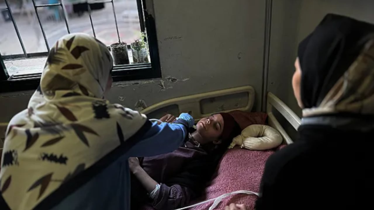 Foto - İsrail bombaları Neda’yı karanlığa mahkum etti! Oyun oynarken dünyası başına yıkıldı