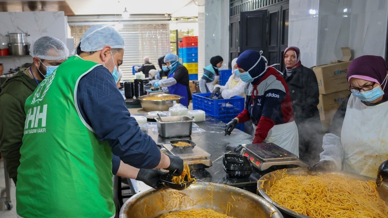 Foto - İsrail kara harekatı başlatmıştı... İHH yoksulların yardımına koştu!