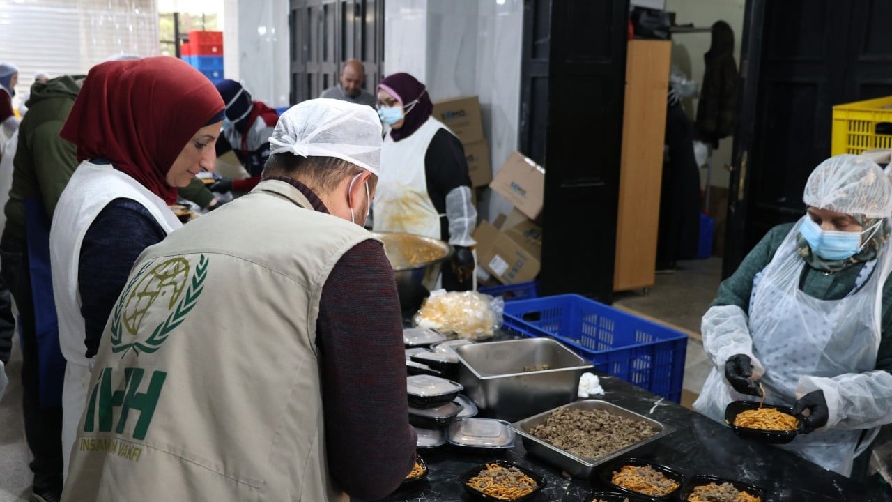 Foto - İsrail kara harekatı başlatmıştı... İHH yoksulların yardımına koştu!