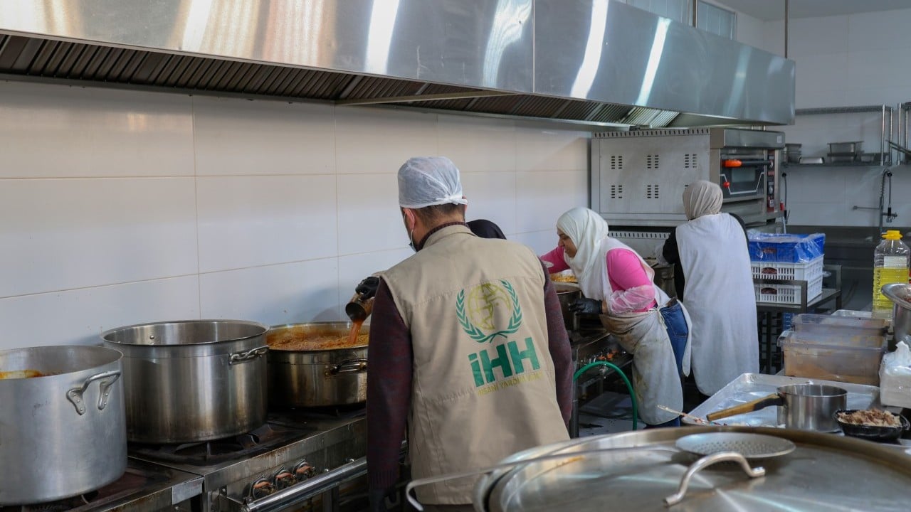 Foto - İsrail kara harekatı başlatmıştı... İHH yoksulların yardımına koştu!