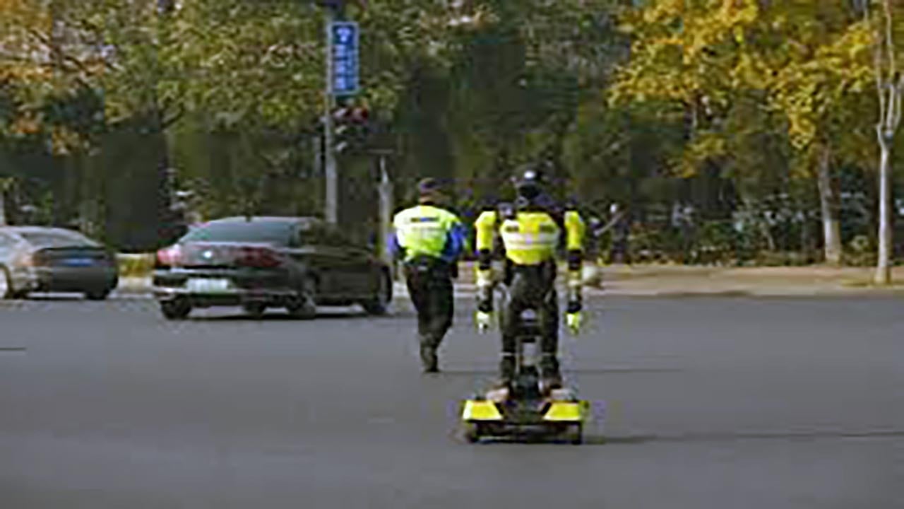 Foto - İşsizlik dalgası geliyor! İnsansı robotlar trafik polisliği yapıyor