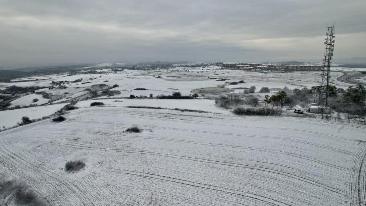 Foto - İstanbul Arnavutköy ve Çatalca beyaza büründü. Levhalar dondu, buz sarkıtları oluştu Kar geri geldi