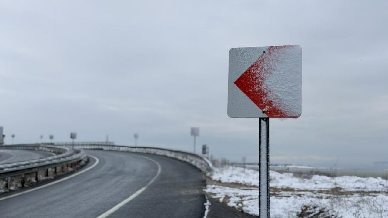 Foto - İstanbul Arnavutköy ve Çatalca beyaza büründü. Levhalar dondu, buz sarkıtları oluştu Kar geri geldi