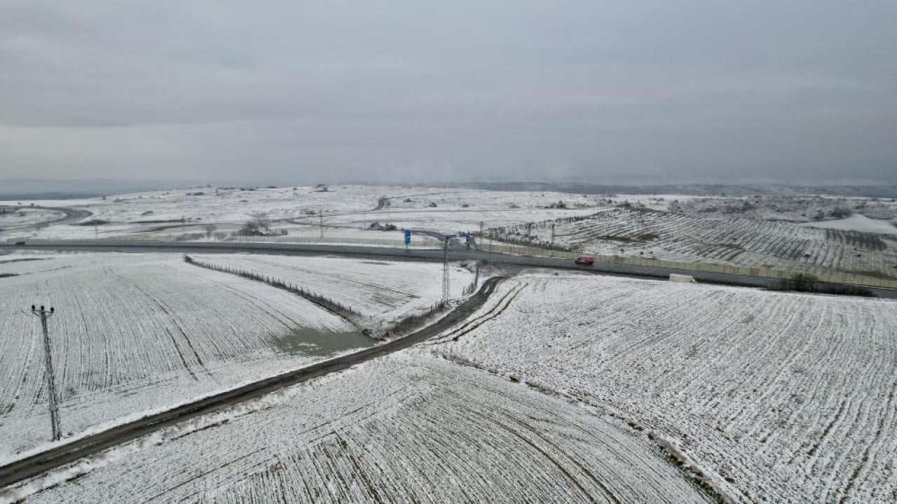 Foto - İstanbul Arnavutköy ve Çatalca beyaza büründü. Levhalar dondu, buz sarkıtları oluştu Kar geri geldi