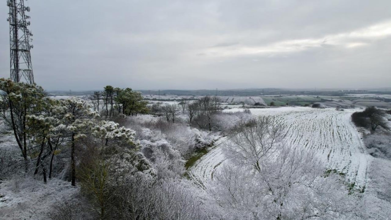 Foto - İstanbul Arnavutköy ve Çatalca beyaza büründü. Levhalar dondu, buz sarkıtları oluştu Kar geri geldi