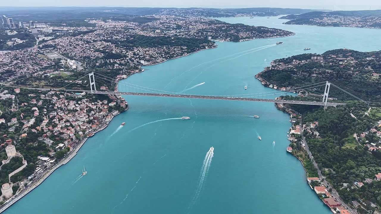 Foto - İstanbul Boğazı, göz kamaştırıcı bir değişimle tamamen turkuaz renge bürünerek görenleri kendine hayran bıraktı.
