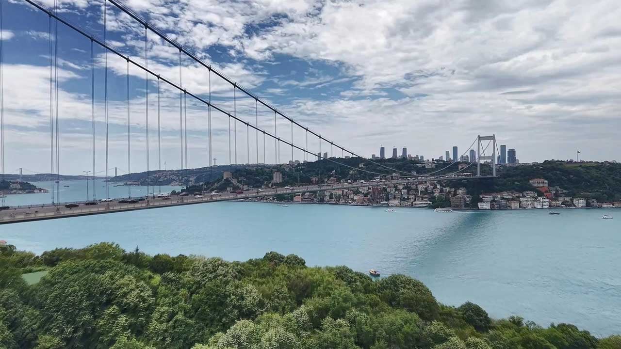Foto - İstanbul Boğazı, göz kamaştırıcı bir değişimle tamamen turkuaz renge bürünerek görenleri kendine hayran bıraktı.