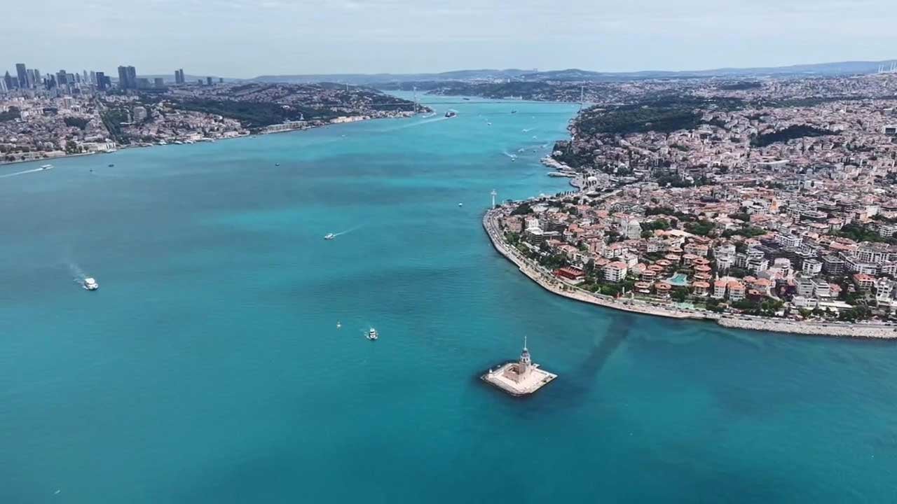 Foto - İstanbul Boğazı, göz kamaştırıcı bir değişimle tamamen turkuaz renge bürünerek görenleri kendine hayran bıraktı.