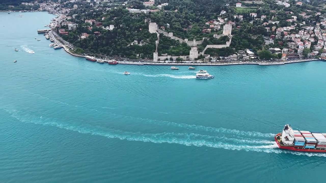Foto - İstanbul Boğazı, göz kamaştırıcı bir değişimle tamamen turkuaz renge bürünerek görenleri kendine hayran bıraktı.