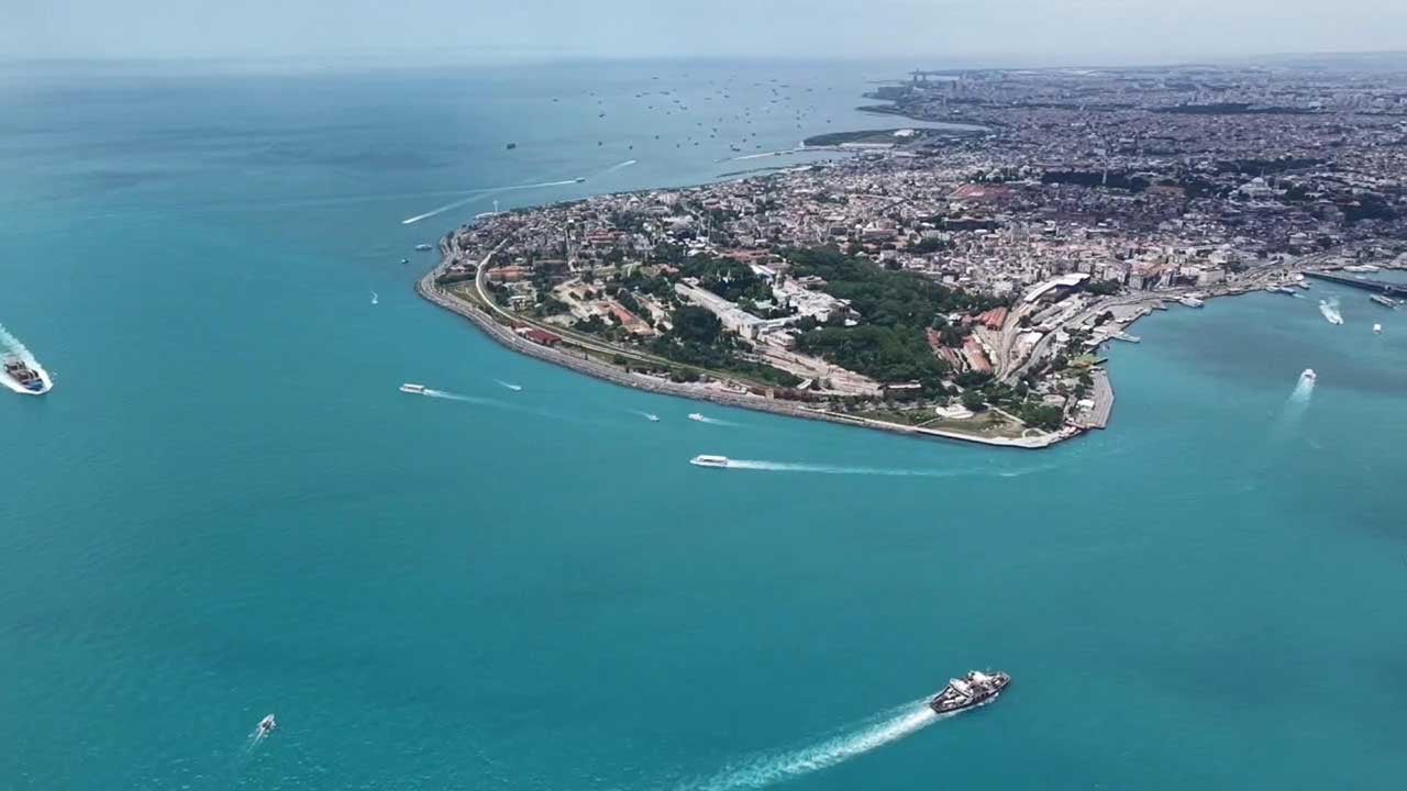 Foto - İstanbul Boğazı, göz kamaştırıcı bir değişimle tamamen turkuaz renge bürünerek görenleri kendine hayran bıraktı.