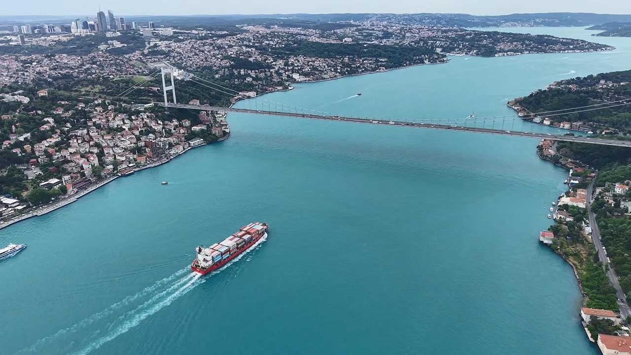 Foto - İstanbul Boğazı, göz kamaştırıcı bir değişimle tamamen turkuaz renge bürünerek görenleri kendine hayran bıraktı.