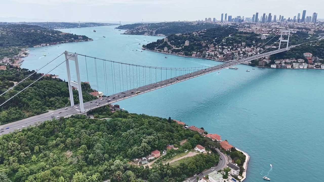 Foto - İstanbul Boğazı, göz kamaştırıcı bir değişimle tamamen turkuaz renge bürünerek görenleri kendine hayran bıraktı.