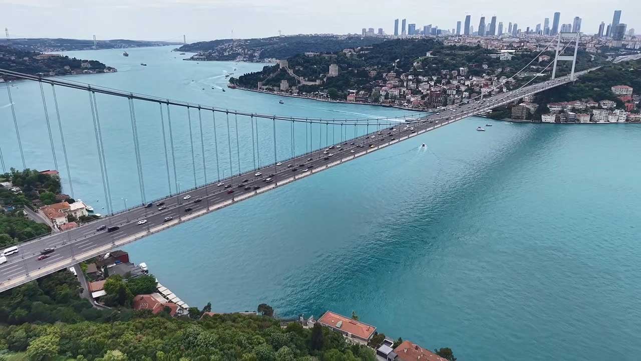 Foto - İstanbul Boğazı, göz kamaştırıcı bir değişimle tamamen turkuaz renge bürünerek görenleri kendine hayran bıraktı.
