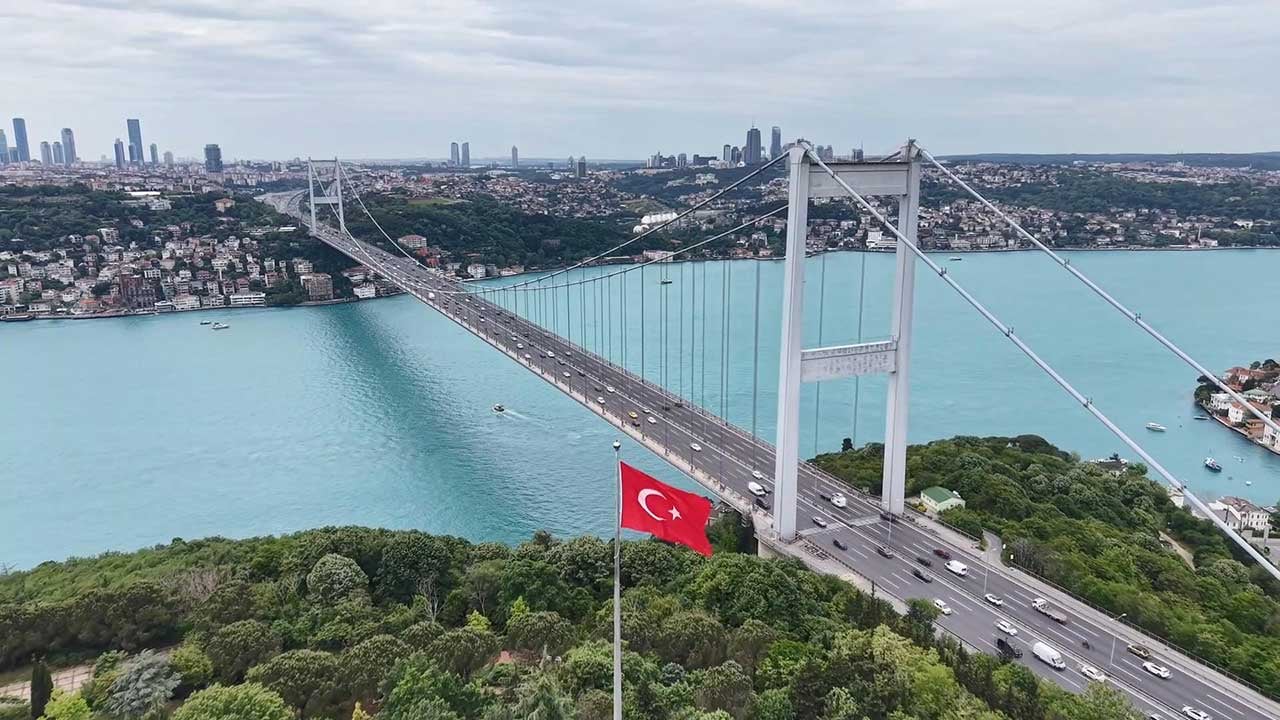 İstanbul Boğazı, göz kamaştırıcı bir değişimle tamamen turkuaz renge bürünerek görenleri kendine hayran bıraktı.