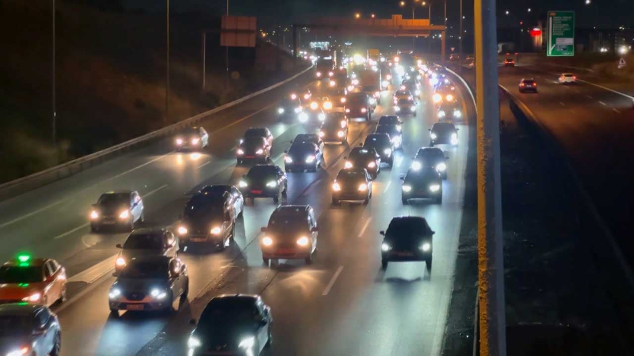 İstanbul girişinde yoğun trafik! Gece saatlerinde durma noktasına geldi