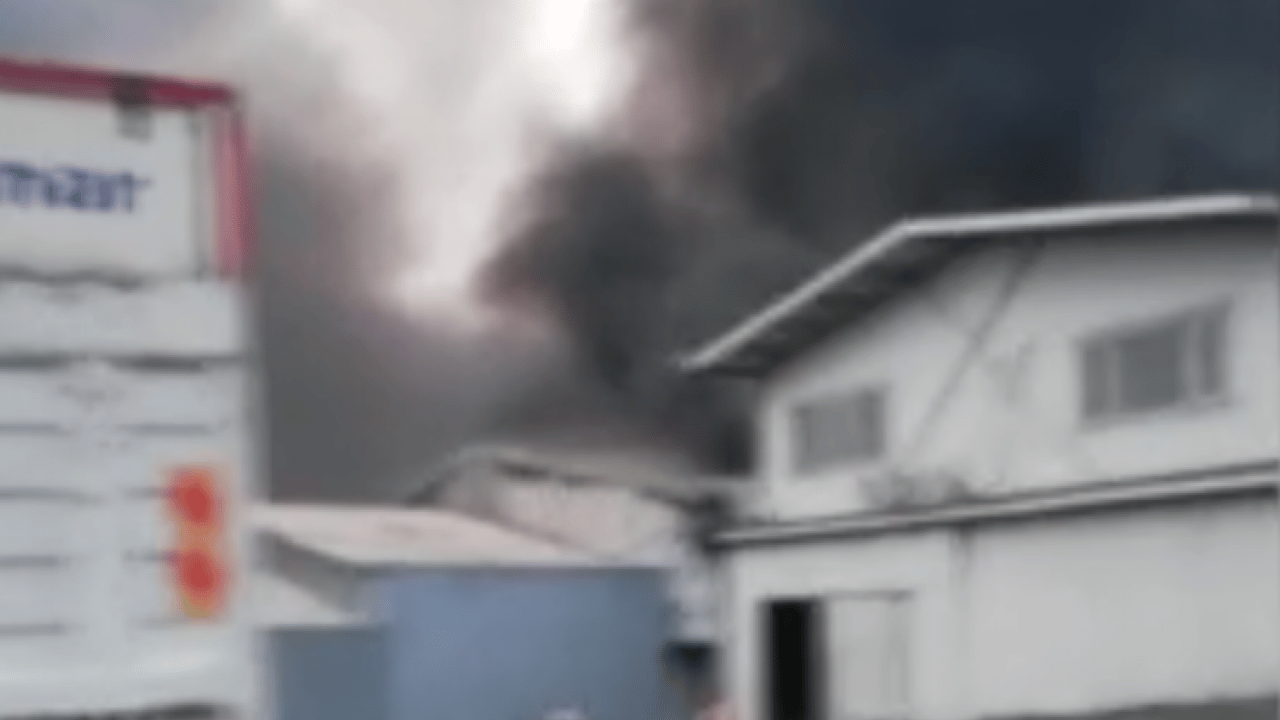 Foto - İstanbul Sultangazi su dolum tesisinde korkutan yangın: Kara dumanlar gökyüzünü kapladı