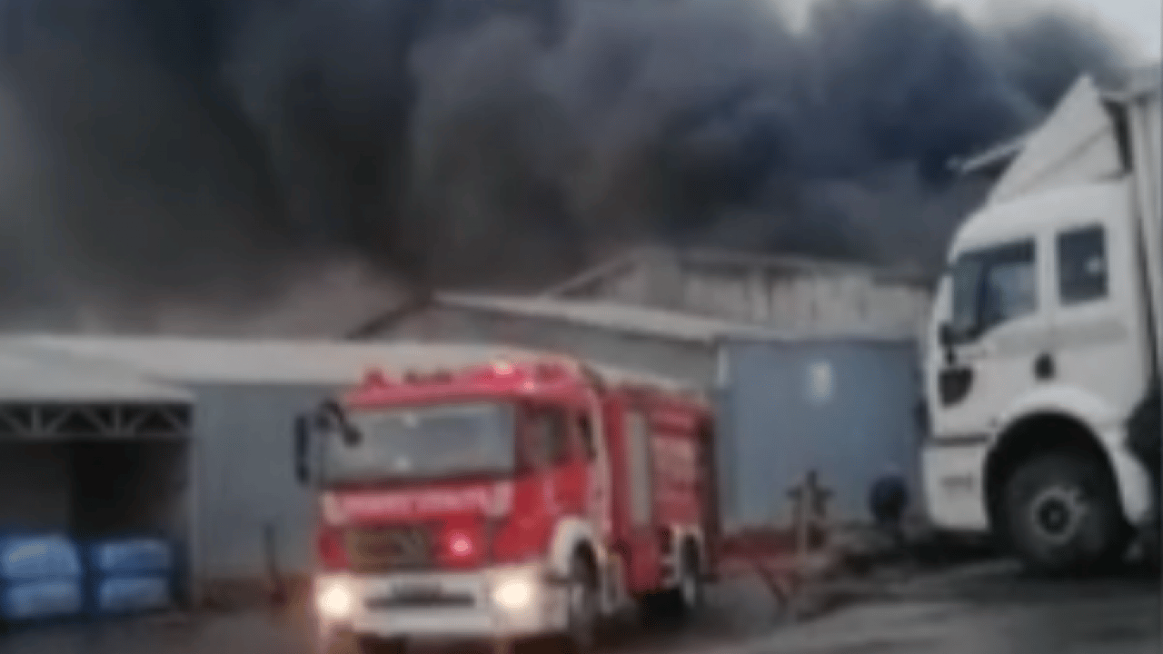 Foto - İstanbul Sultangazi su dolum tesisinde korkutan yangın: Kara dumanlar gökyüzünü kapladı