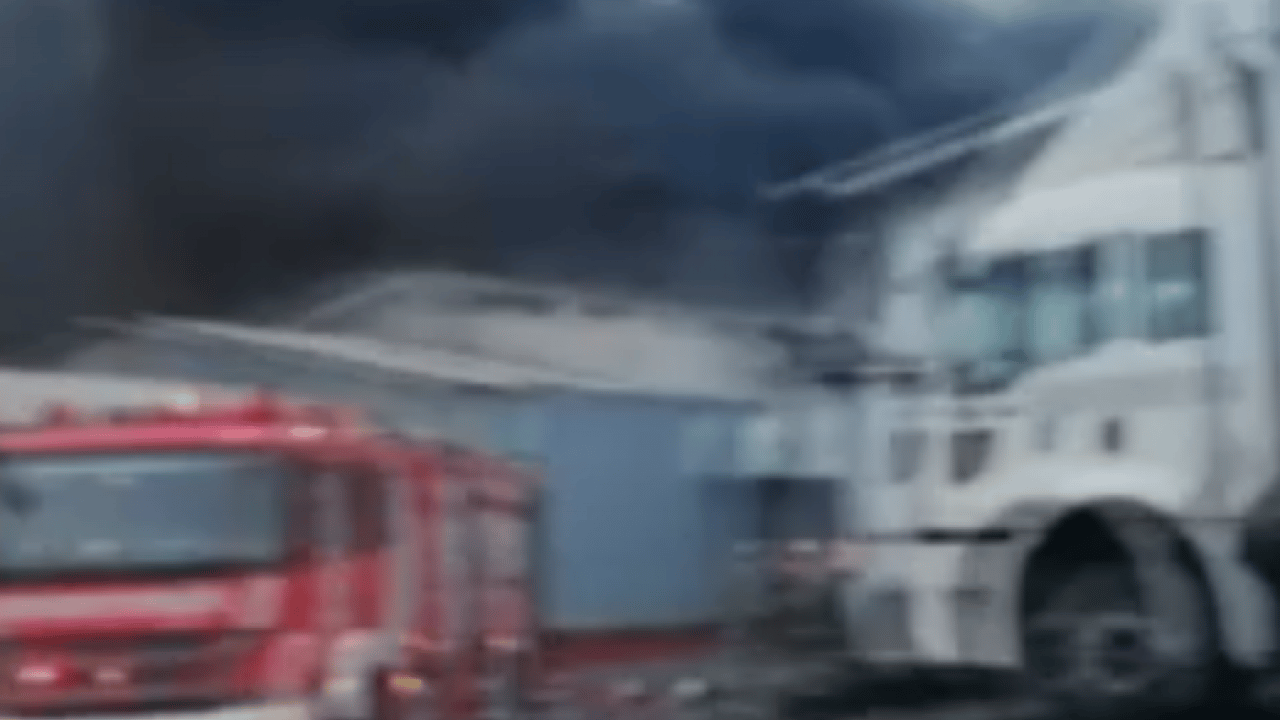 Foto - İstanbul Sultangazi su dolum tesisinde korkutan yangın: Kara dumanlar gökyüzünü kapladı