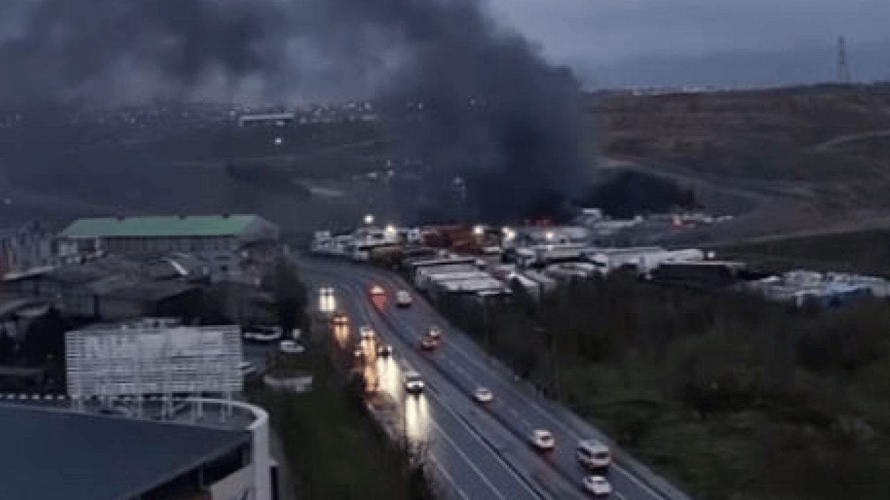 Foto - İstanbul Sultangazi su dolum tesisinde korkutan yangın: Kara dumanlar gökyüzünü kapladı