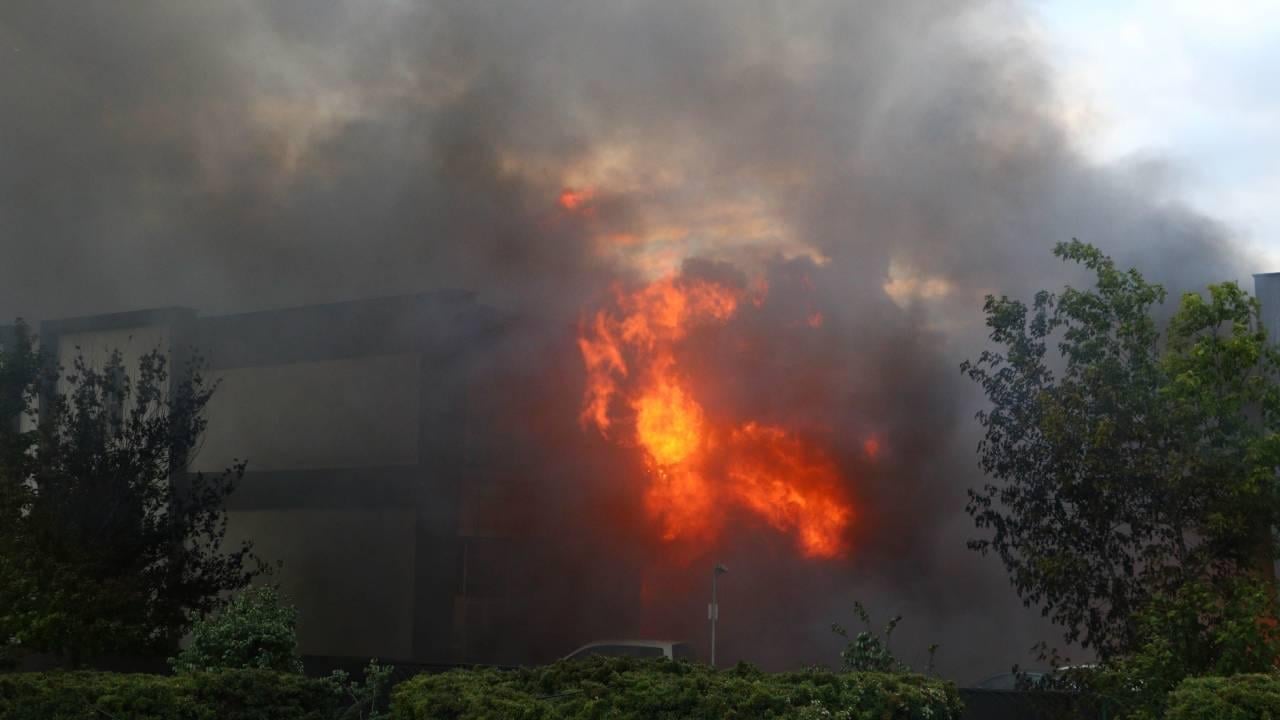 İstanbul Sultangazi su dolum tesisinde korkutan yangın: Kara dumanlar gökyüzünü kapladı