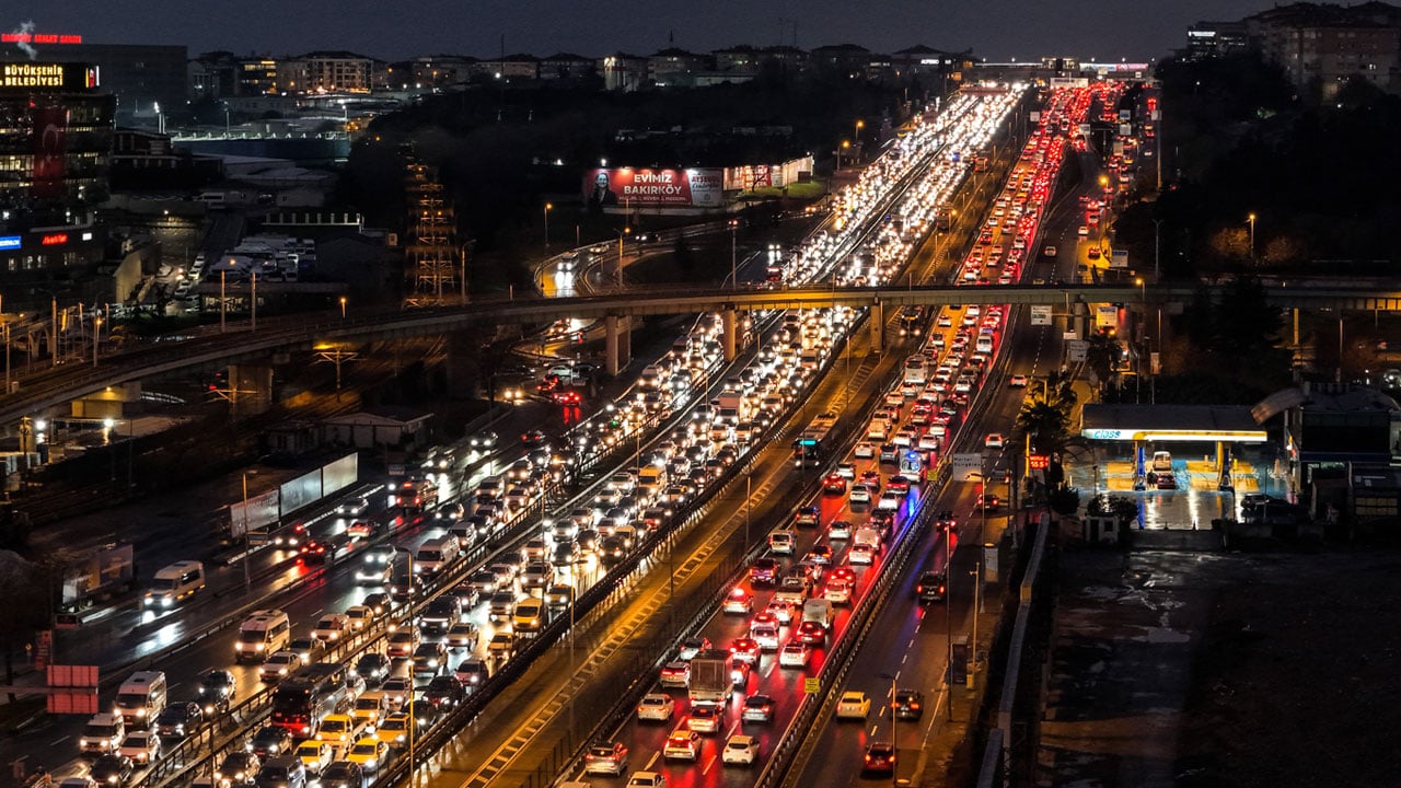Foto - İstanbul trafiği 'ara tatil' de dinlemedi: Okullar kapalıyken bile yüzde 80’lerin altına düşmedi