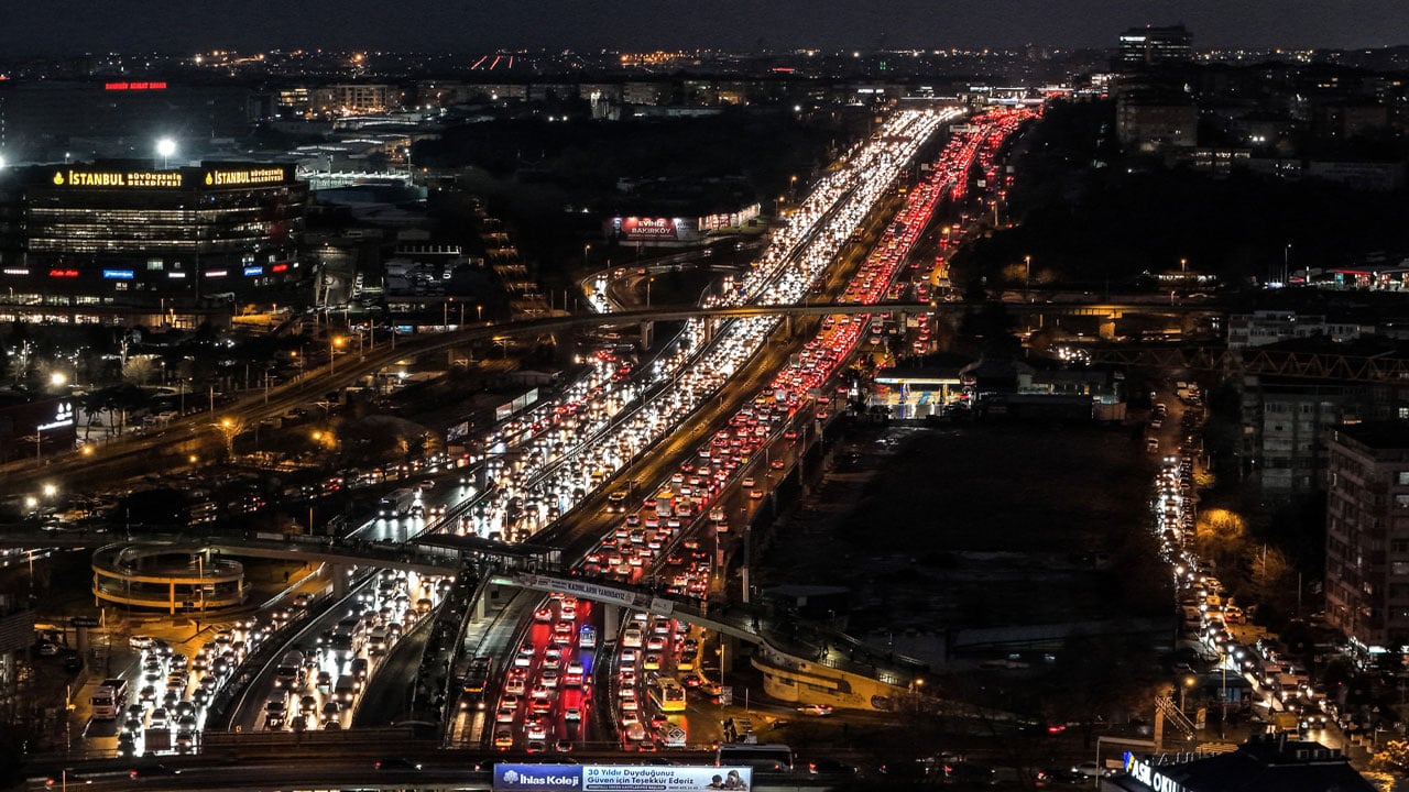Foto - İstanbul trafiği 'ara tatil' de dinlemedi: Okullar kapalıyken bile yüzde 80’lerin altına düşmedi