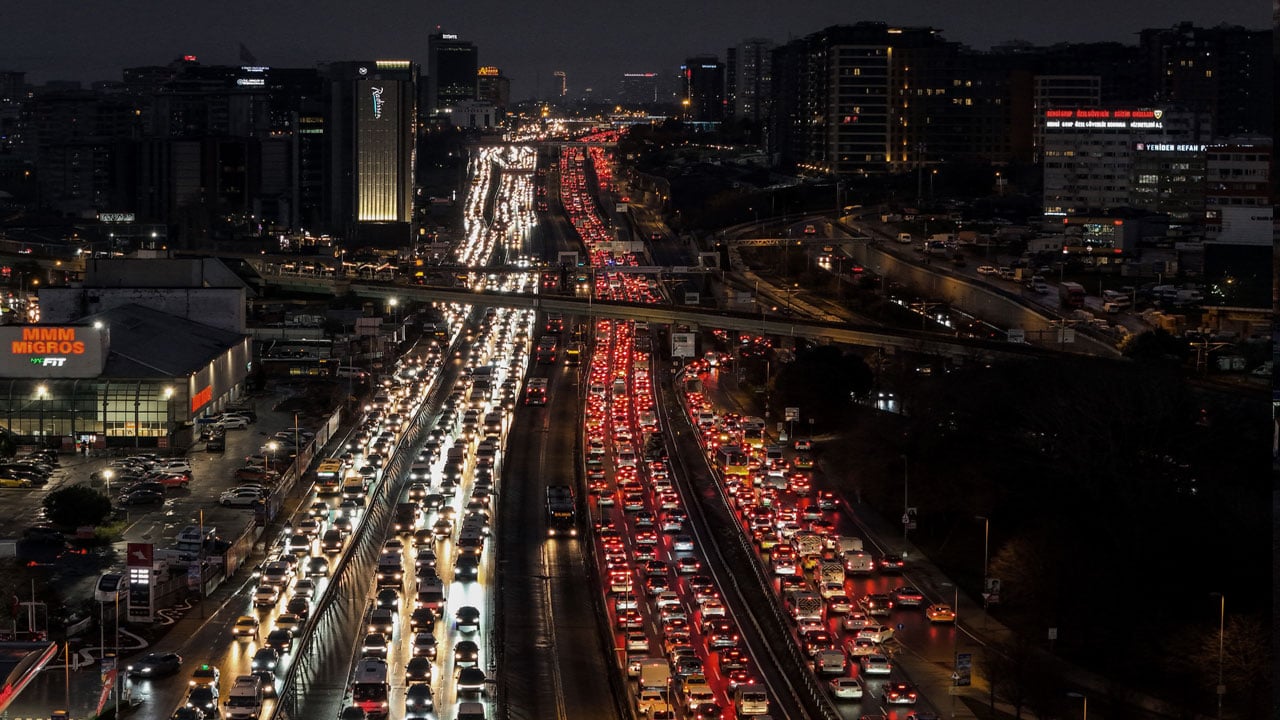 Foto - İstanbul trafiği 'ara tatil' de dinlemedi: Okullar kapalıyken bile yüzde 80’lerin altına düşmedi