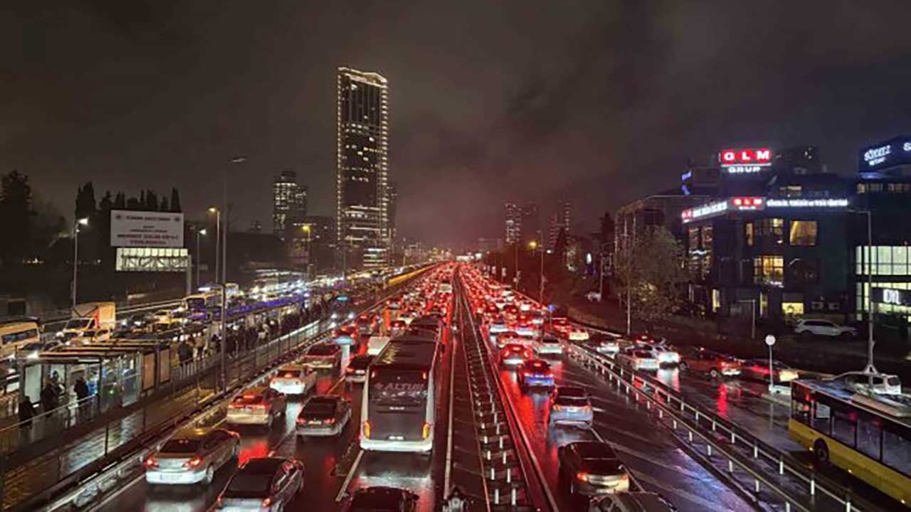 Foto - İstanbul yolunda bayram dönüşü çilesi başladı! O araçlara yasak geldi