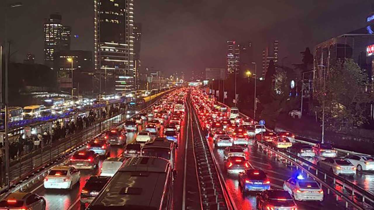 Foto - İstanbul yolunda bayram dönüşü çilesi başladı! O araçlara yasak geldi