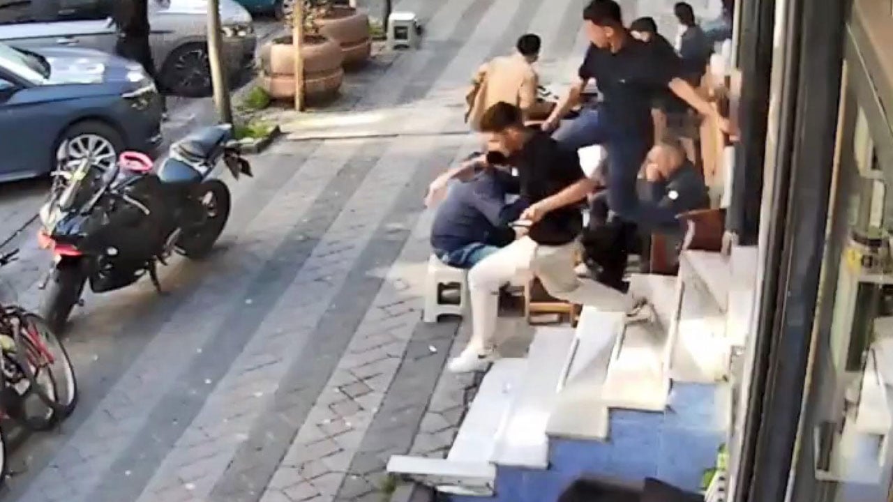 Foto - İstanbul'da bir kedi kuaför basıp müşterileri kovaladı