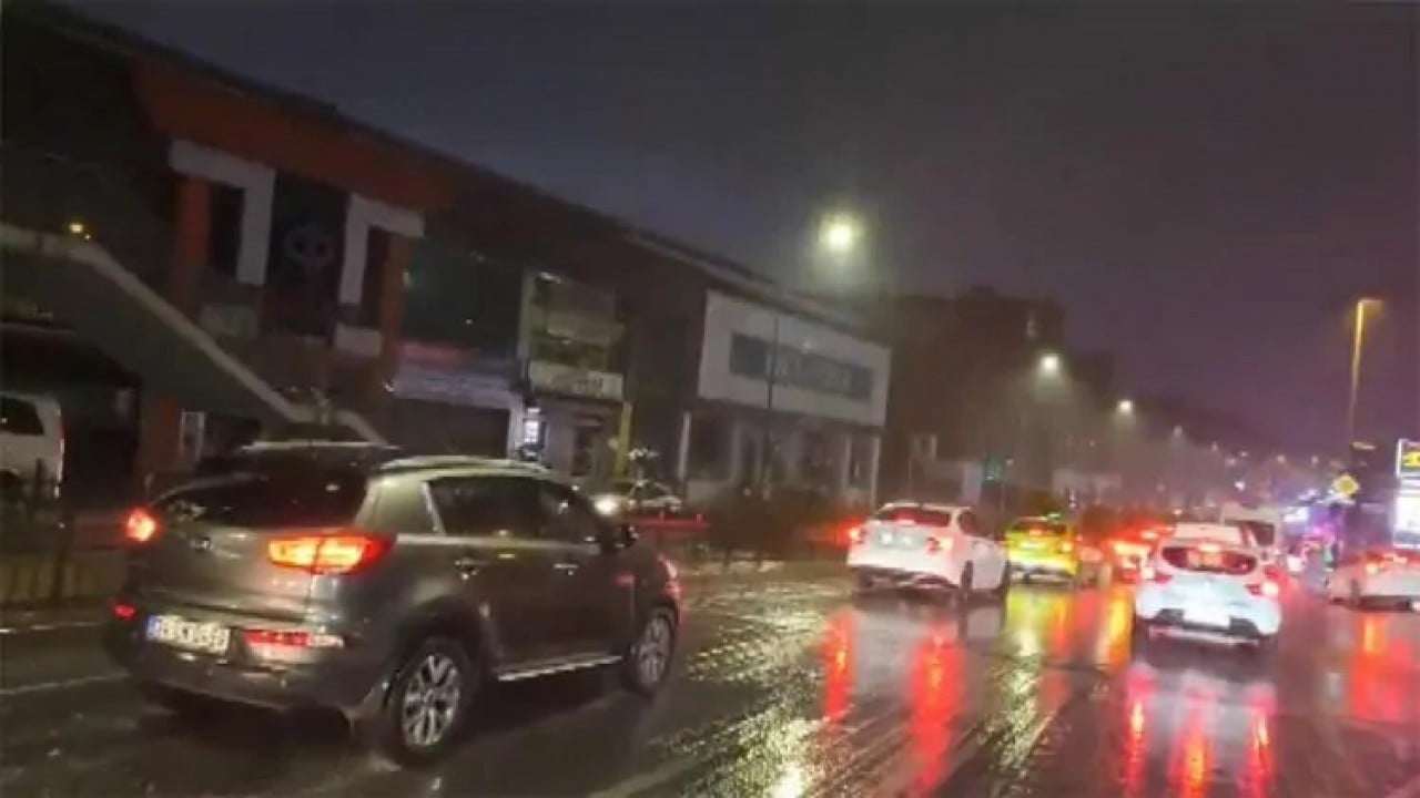 Foto - İstanbul'da hafta başı sendromu: Yağmur trafiği yüzde 80'e çıkardı