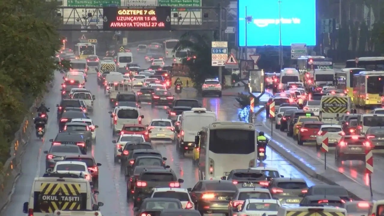 Foto - İstanbul'da hafta başı sendromu: Yağmur trafiği yüzde 80'e çıkardı