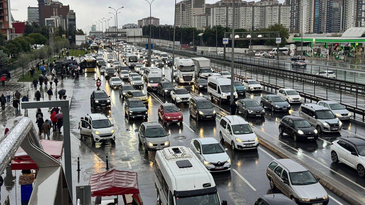 Foto - İstanbul'da hafta başı sendromu: Yağmur trafiği yüzde 80'e çıkardı