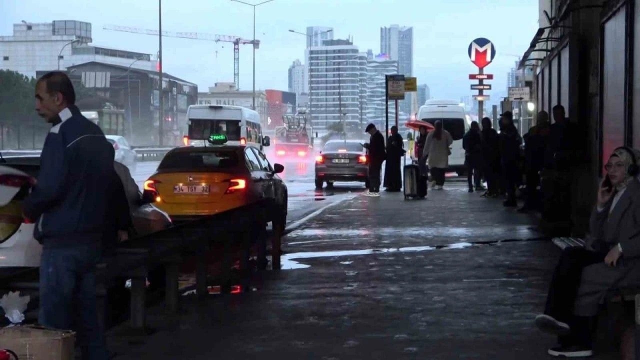 Foto - İstanbul'da hafta başı sendromu: Yağmur trafiği yüzde 80'e çıkardı