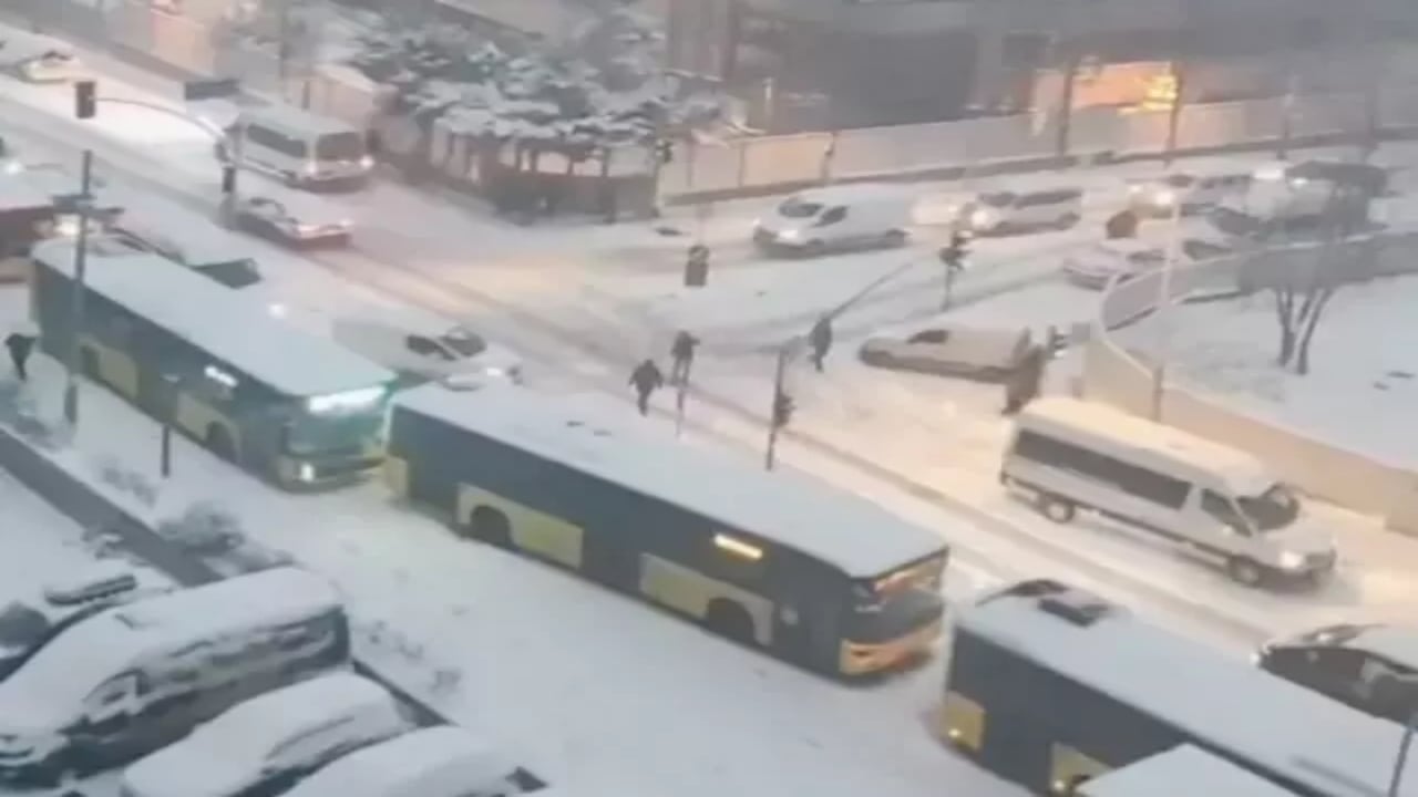 Foto - İstanbul’da hayat durdu! Karlar altında olan şehir için yeni uyarı var