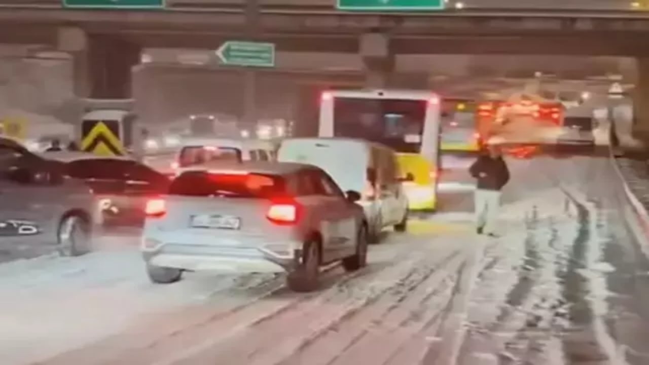 Foto - İstanbul’da hayat durdu! Karlar altında olan şehir için yeni uyarı var