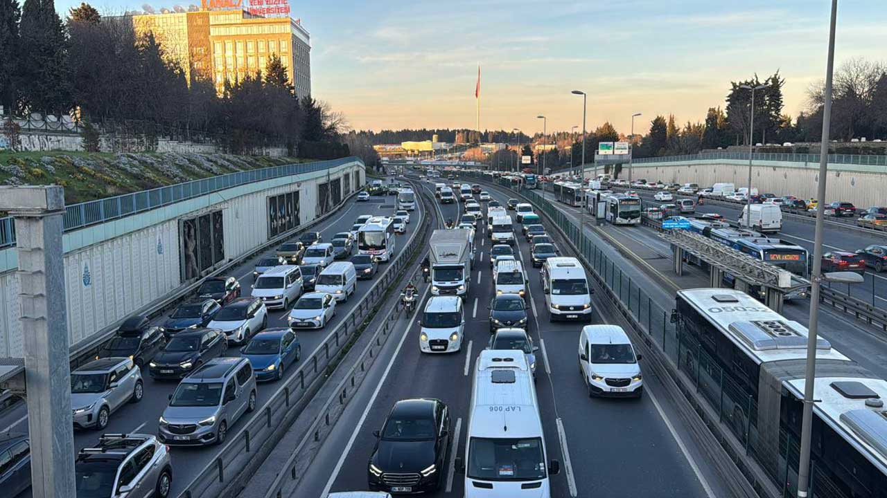 İstanbul'da ilk iftarı öncesi yoğun trafik