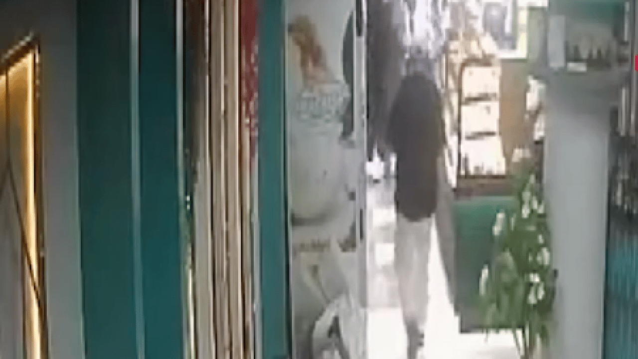 Foto - İstanbul'da iş yerinin önünde yapılan temizlik rahatsız etti: Çekiçle saldırdı! Tehdit etti.. Sebep olan olayı ilk kez duyacaksınız