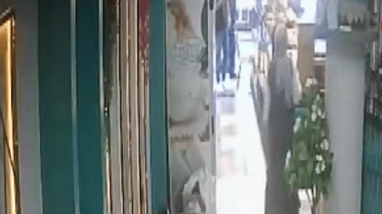 Foto - İstanbul'da iş yerinin önünde yapılan temizlik rahatsız etti: Çekiçle saldırdı! Tehdit etti.. Sebep olan olayı ilk kez duyacaksınız